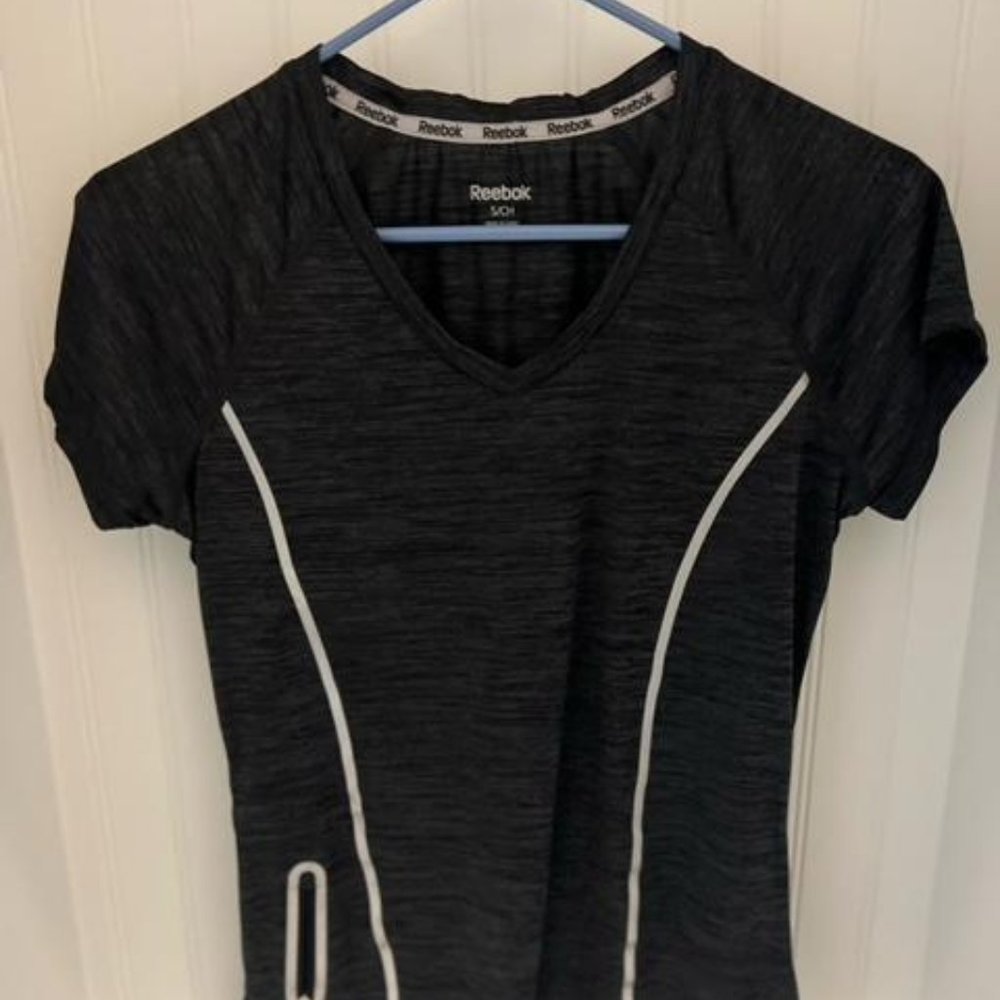 Reebok Black Active Top Size S T-Shirt V-Neck Reflective Zip Pocket